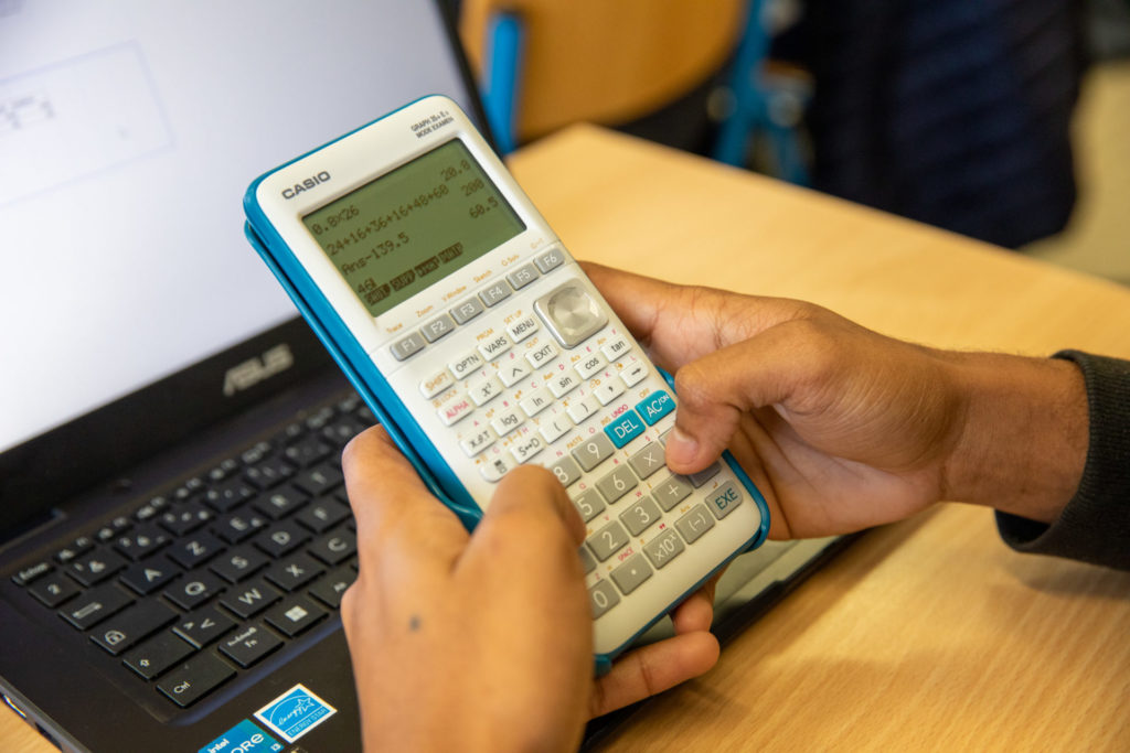 Photo d'un étudiant utilisant une calculatrice