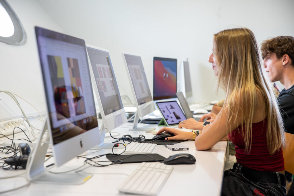 Photo d'étudiants au Campus Saint-Jean