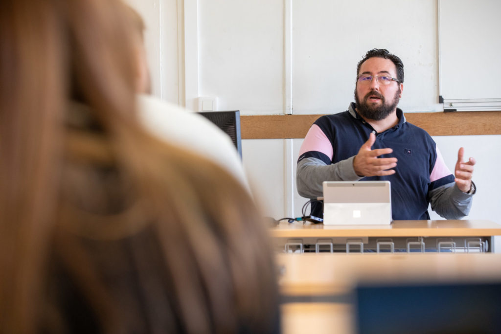 Photo d'un enseignant au Campus Saint-Jean