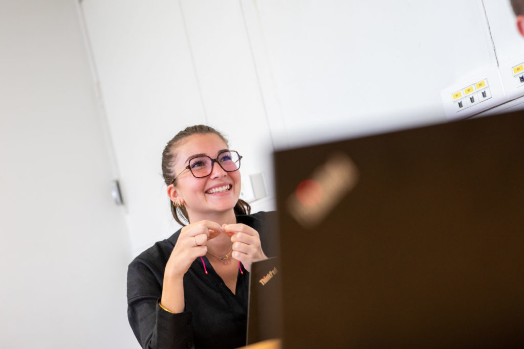 Photo d'une étudiante au campus Saint-Jean